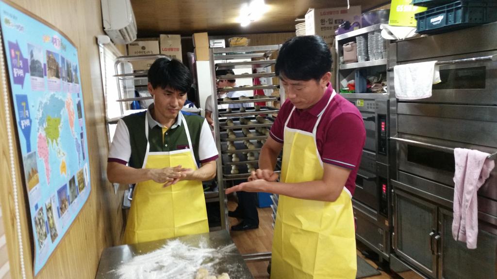 직접 해보는 반죽.