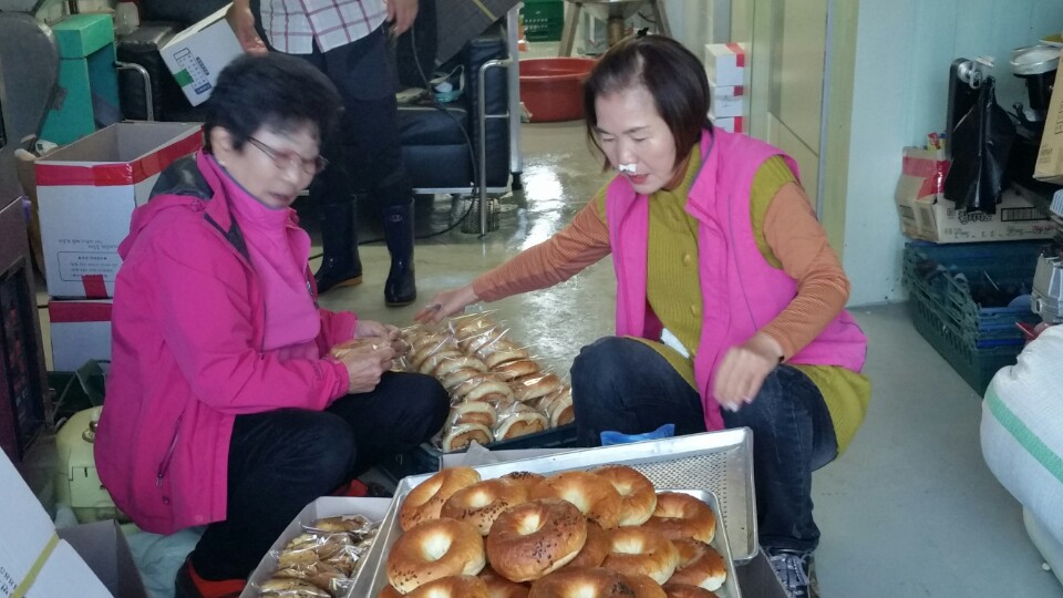 떡과 빵을 포장합시다.