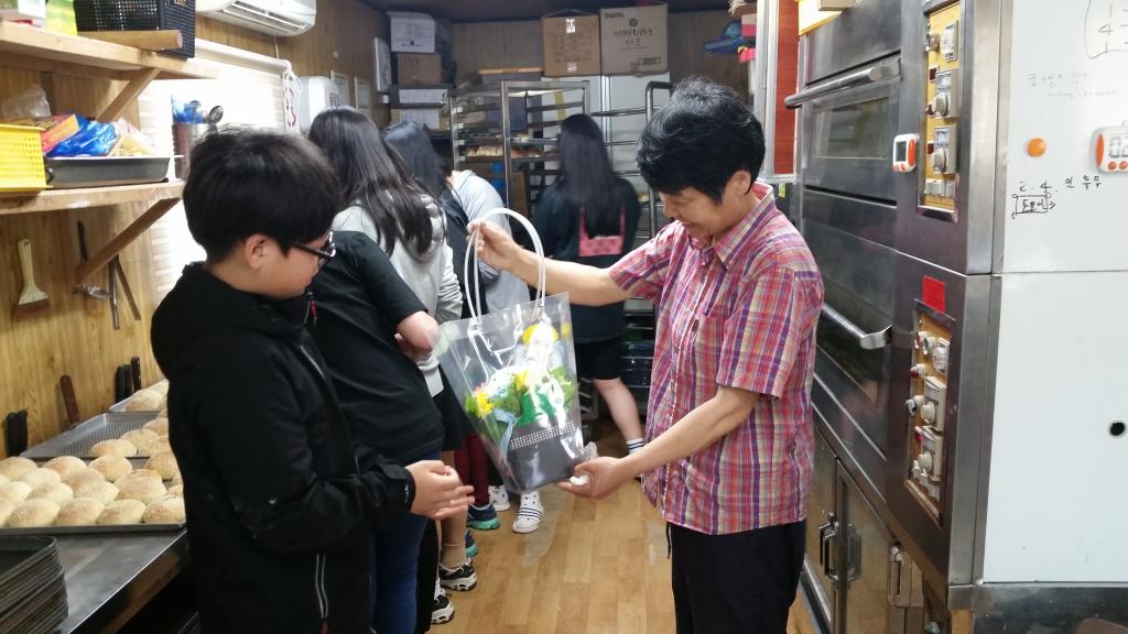 감사하는 마음을 담아 꽃을 드립니다.