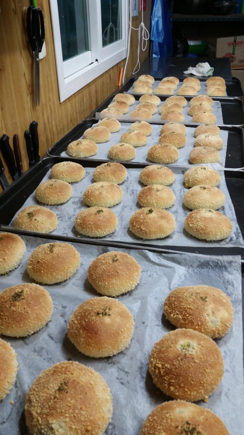 맛있게 만든 빵을 열심히 포장 후 나눔