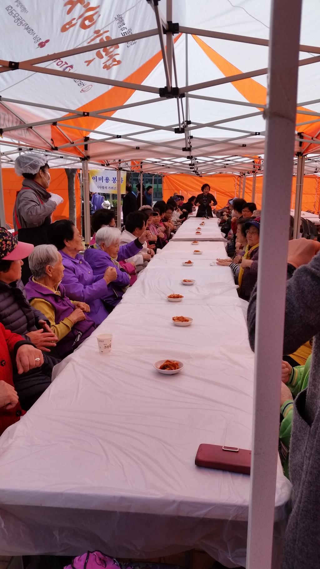 중학생 봉사자들과 밥차 나눔