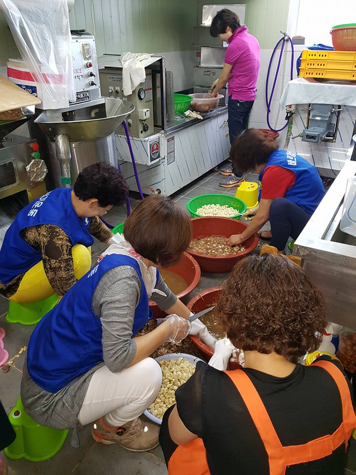 바르게 살기 회원 분들과 촛불 회원 분들, 그리고 어르신들의 맛있는 식사